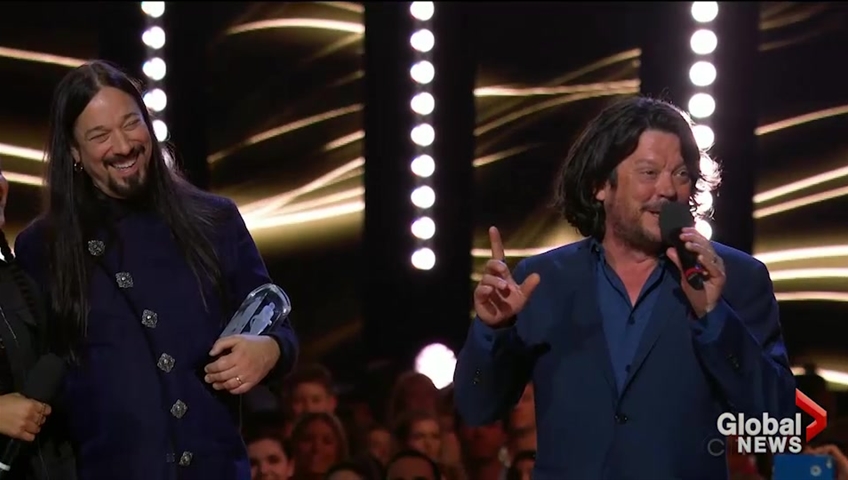 Click to play video: 'Tragically Hip gets ‘played off’ at Juno Awards while thanking Gord Downie'