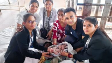 Army Doctor Uses Pocket Knife to Help Woman Deliver Baby at Jhansi Railway Station Army Doctor Uses Pocket Knife to Help Woman Deliver Baby at Jhansi Railway Station